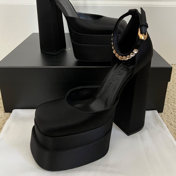 Versace Medusa Aevitas Black Satin Crystal Logo Charm Platform Runway Pumps - Picture 4 of 16